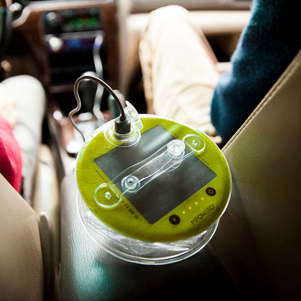 Luci Outdoor 2.0 Pro Solar Lantern light on in car
